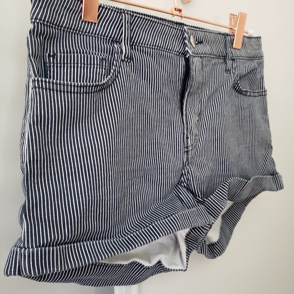 H&M, size 6, Striped, Button Shorts. - Picture 2 of 11